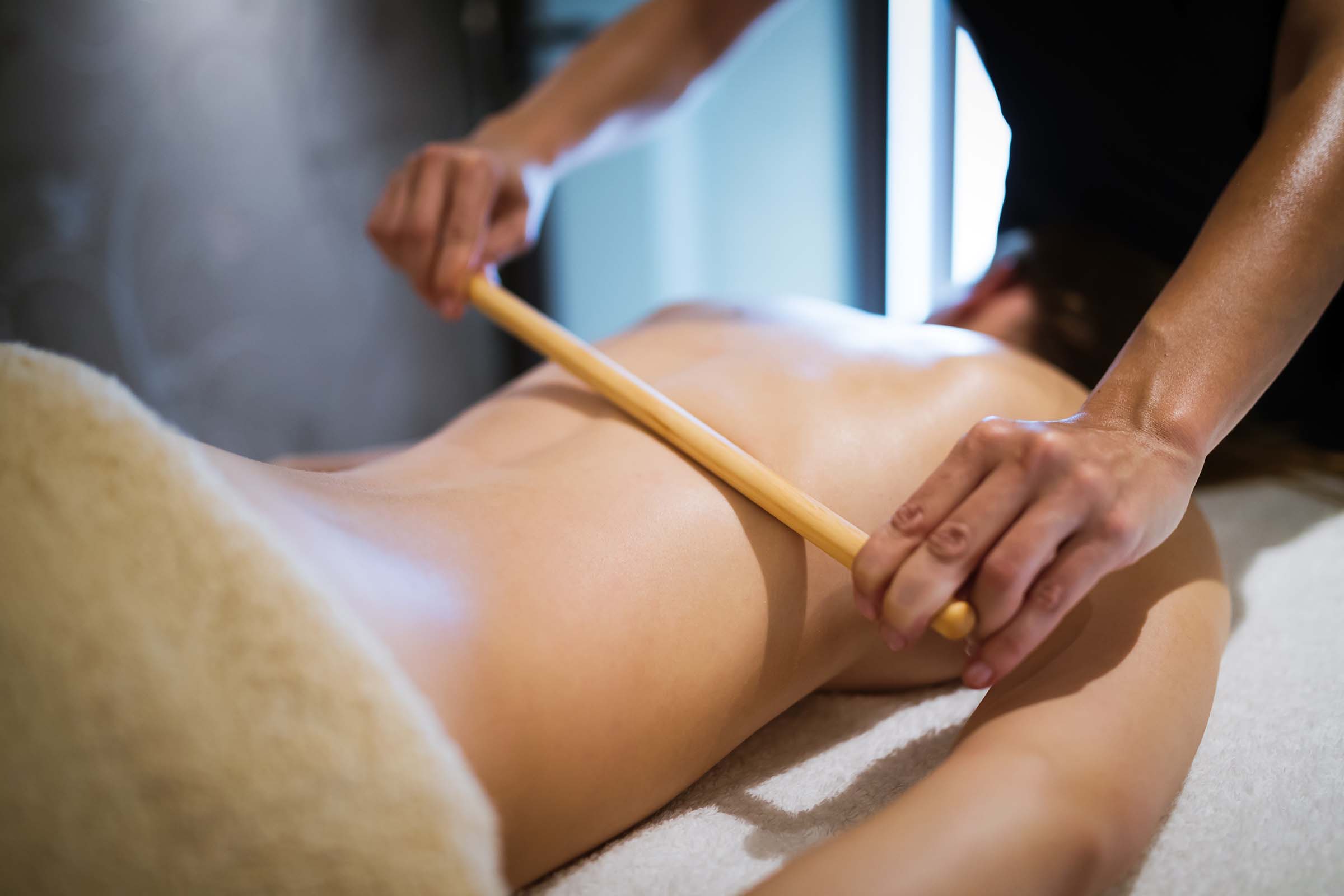 masseur treating masseuse at wellness saloon GNRQQRE
